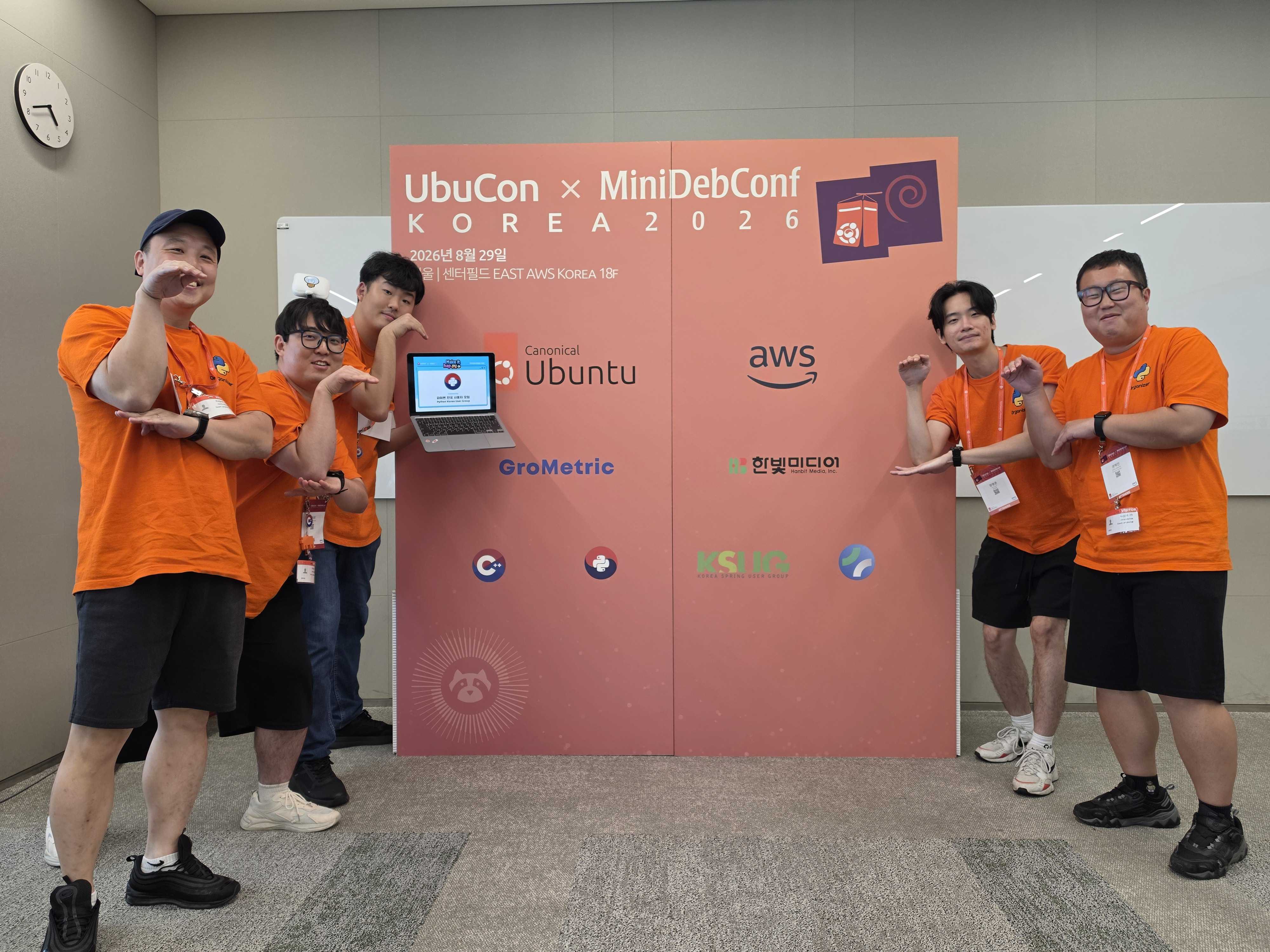 UbuCon / MiniDebConf Korea 2026 행사 패널 앞에 모인 부스 운영진